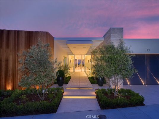 Exterior, Facade, Modern