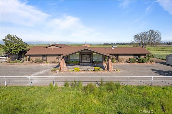 Exterior, Facade, Ranch