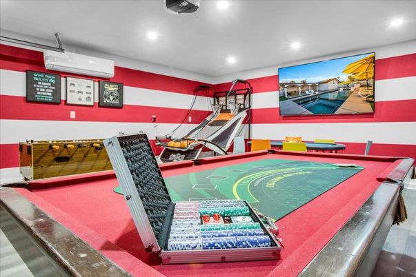 Game Room, Interior, Recessed Lighting