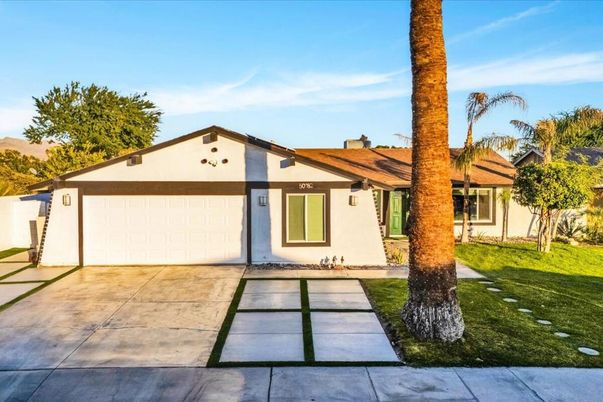 Attached, Exterior, Facade, Ranch