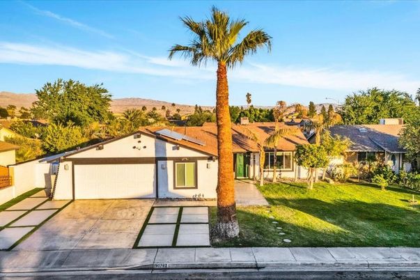 Attached, Exterior, Facade, Ranch
