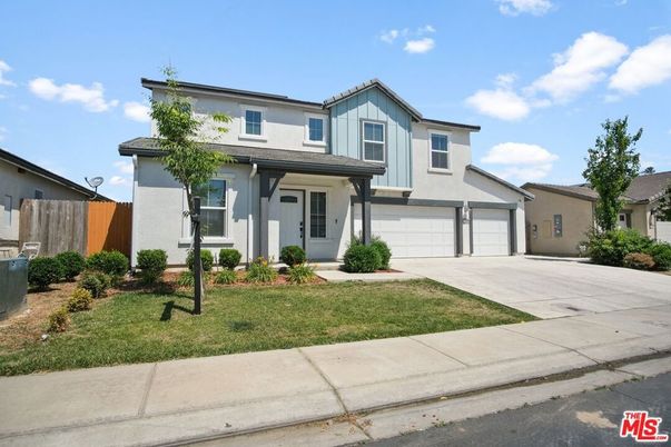 Attached, Exterior, Facade, Farmhouse