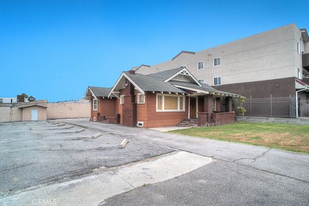 Backyard, Exterior, Facade, Brick Facade, American Craftsman