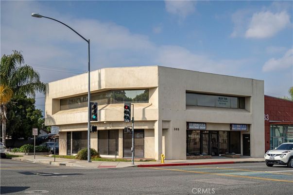 Exterior, Facade, Modern