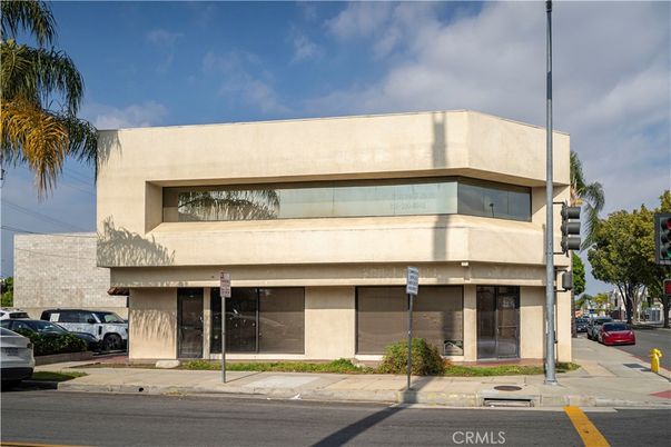 Exterior, Facade, Modern