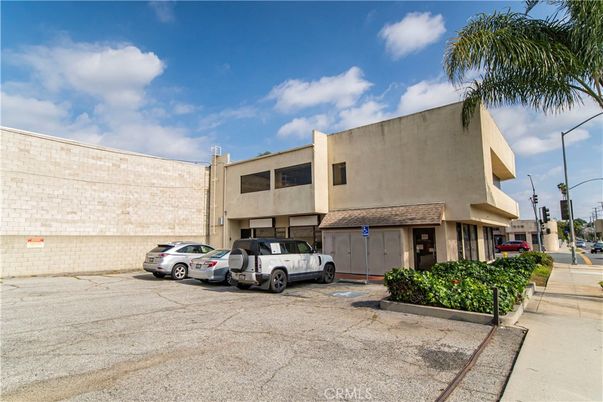 Exterior, Facade, Modern