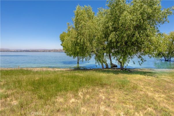 Exterior, Lake