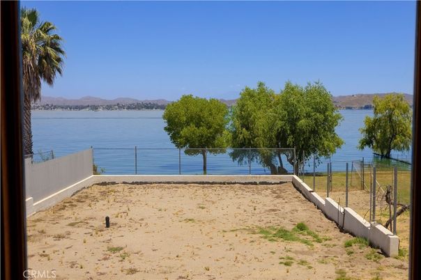 Exterior, Lake