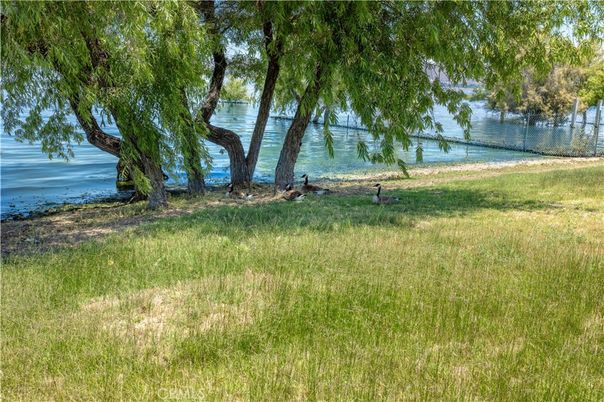 Exterior, Lake