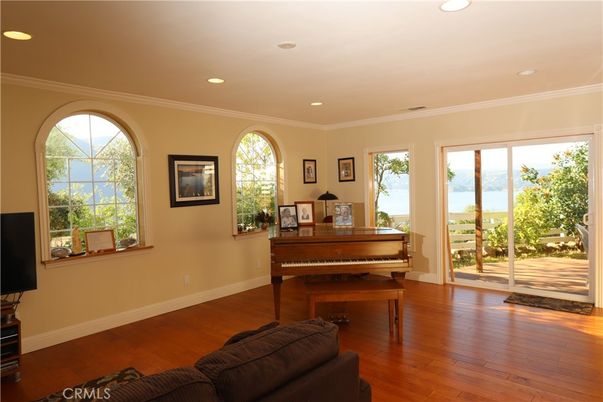 Interior, Piano, Recessed Lighting, Wood Texture Flooring