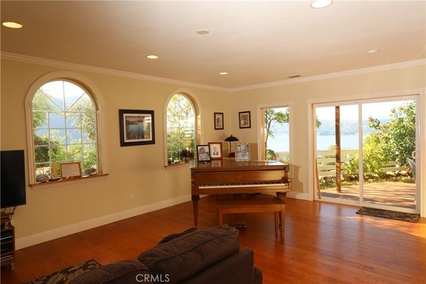 Interior, Piano, Recessed Lighting, Wood Texture Flooring