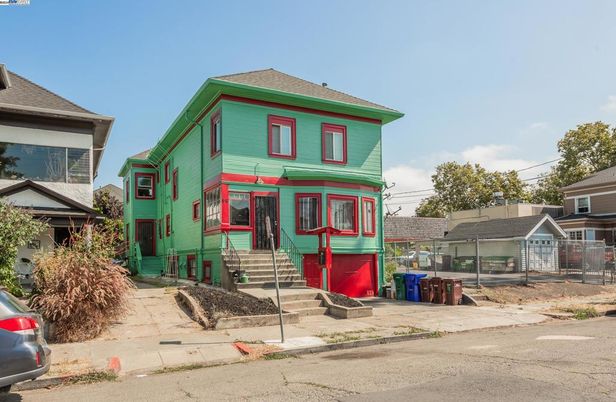 Backyard, Exterior, Facade, Queen Anne Victorian