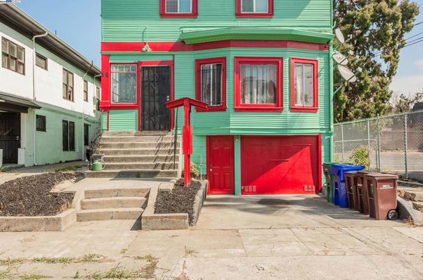 Attached, Exterior, Facade, Queen Anne Victorian