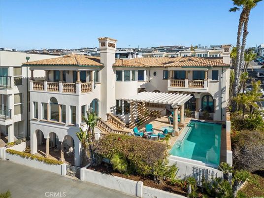 Exterior, Facade, Pool, Mediterranean