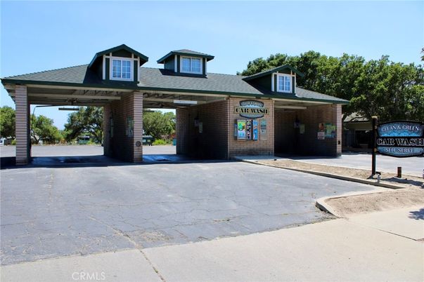 Exterior, Facade, Brick Facade, Cape Cod