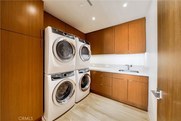 Interior, Recessed Lighting, Washer, Wood Texture Flooring