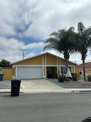 Attached, Exterior, Facade, Ranch