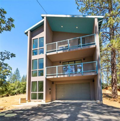 Attached, Exterior, Facade, Modern