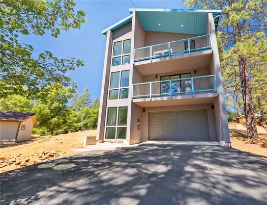 Attached, Exterior, Facade, Modern