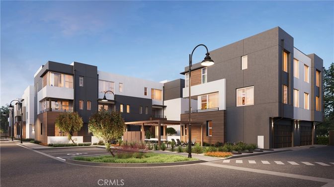 Exterior, Facade, Modern