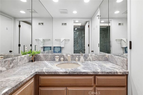 Bathroom, Dual Sink Vanities, Interior, Recessed Lighting