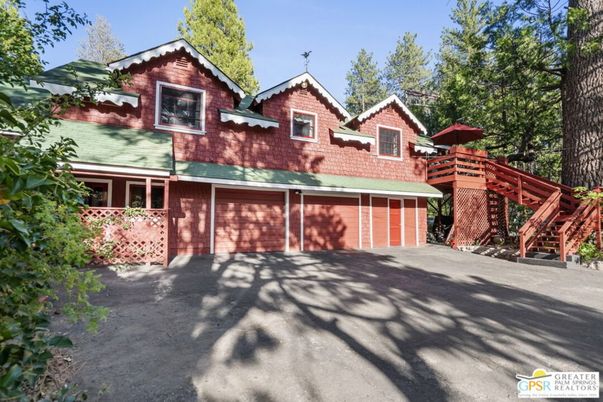 Attached, Exterior, Facade, Brick Facade, Log Home