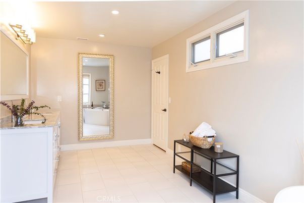Bathroom, Interior, Recessed Lighting