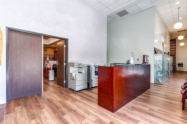 Interior, Pendant Lights, Recessed Lighting, Washer, Wood Texture Flooring