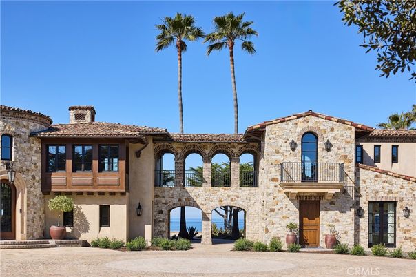 Exterior, Facade, Mediterranean