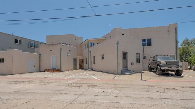 Exterior, Facade, Modern