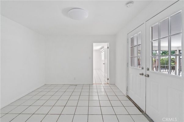Empty room, Interior