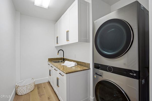 Interior, Washer, Wood Texture Flooring