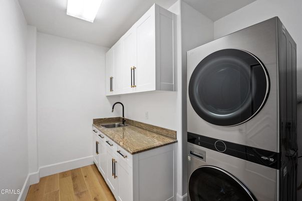 Interior, Washer, Wood Texture Flooring