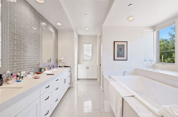 Bathroom, Dual Sink Vanities, Interior, Recessed Lighting