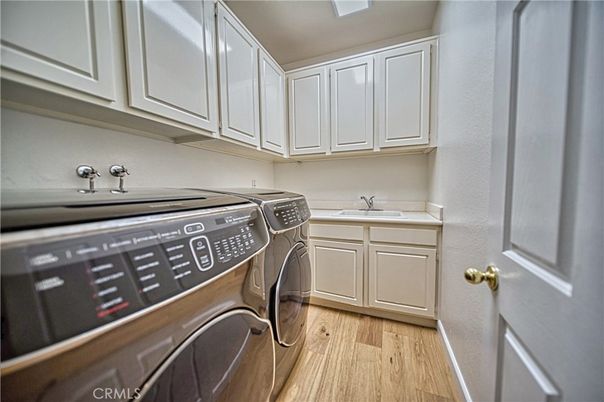 Interior, Washer, Wood Texture Flooring