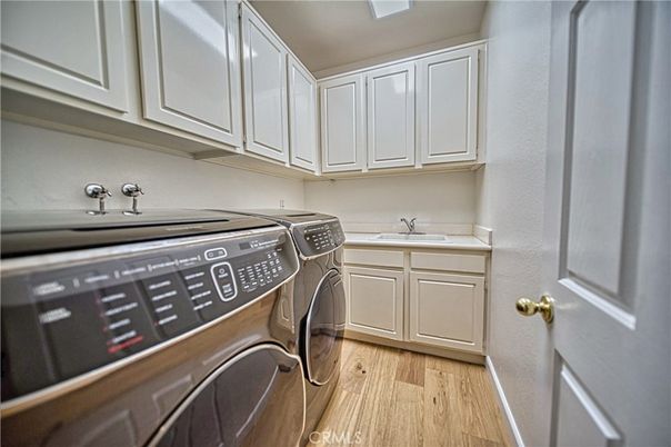 Interior, Washer, Wood Texture Flooring