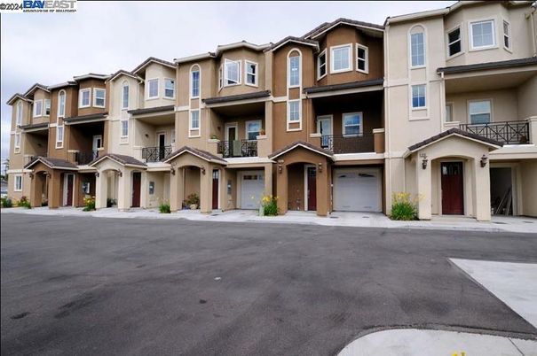 Attached, Exterior, Facade, Rowhouse
