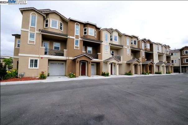 Attached, Exterior, Facade, Rowhouse