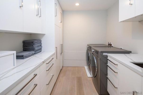 Interior, Recessed Lighting, Washer, Wood Texture Flooring