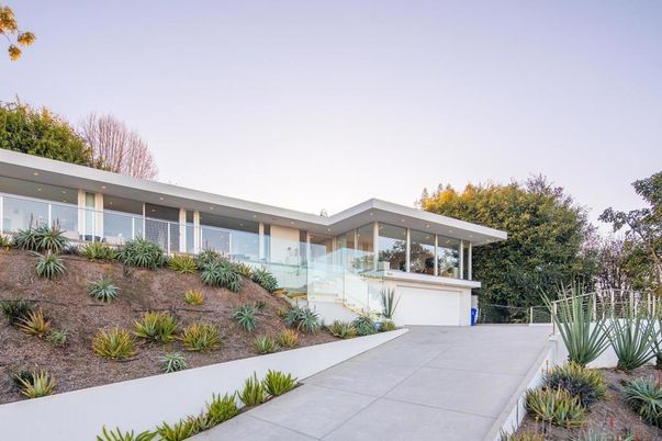Attached, Backyard, Exterior, Facade, Modern