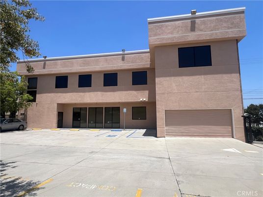 Attached, Exterior, Facade, Modern
