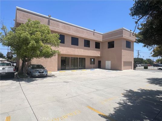 Exterior, Facade, Modern