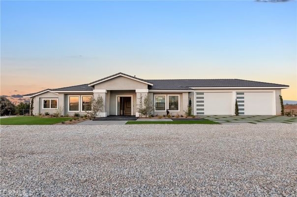 Backyard, Exterior, Facade, Ranch
