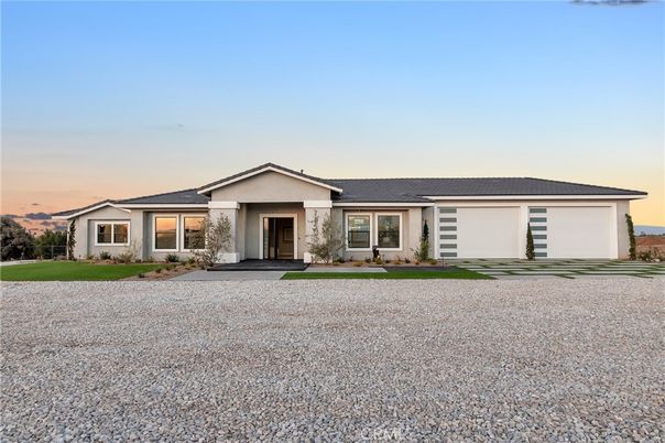 Backyard, Exterior, Facade, Ranch