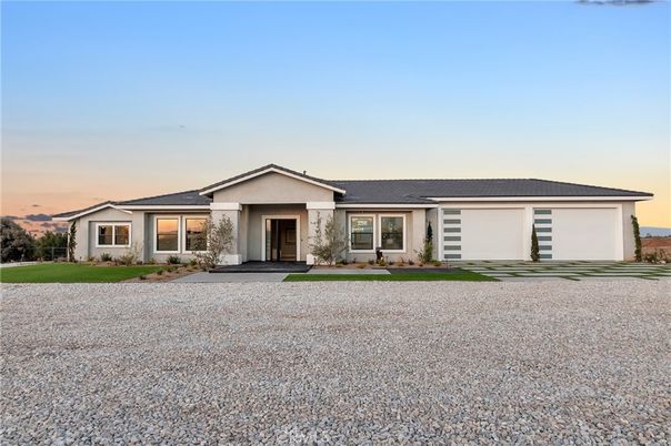 Backyard, Exterior, Facade, Ranch