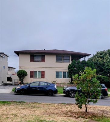Exterior, Facade, Split Level