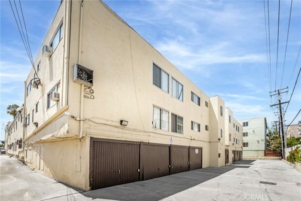 Attached, Exterior, Facade, Rowhouse