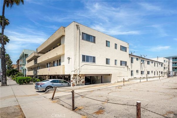 Exterior, Facade, Modern