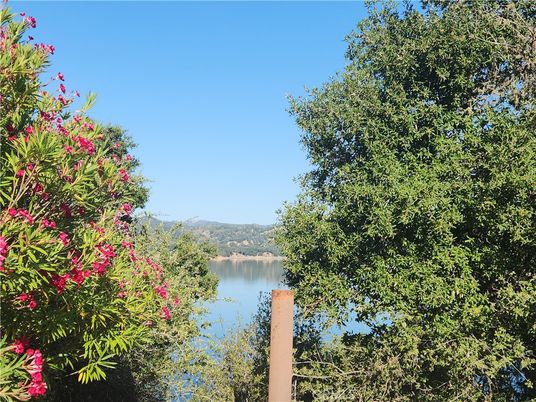 Exterior, Lake