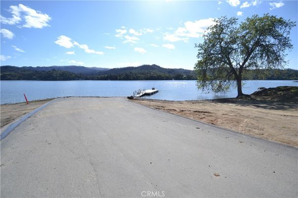 Exterior, Lake